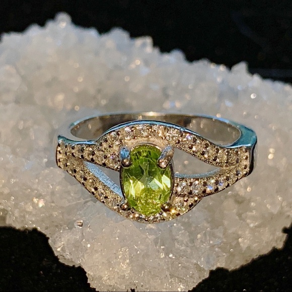 Natural Peridot Gemstone Ring with 925 Silver - Picture 2 of 9